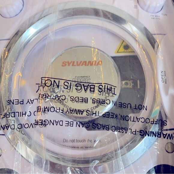 Sylviania CD Player AM FM Radio New in Slightly Damaged Box Excellent - Picture 8 of 8